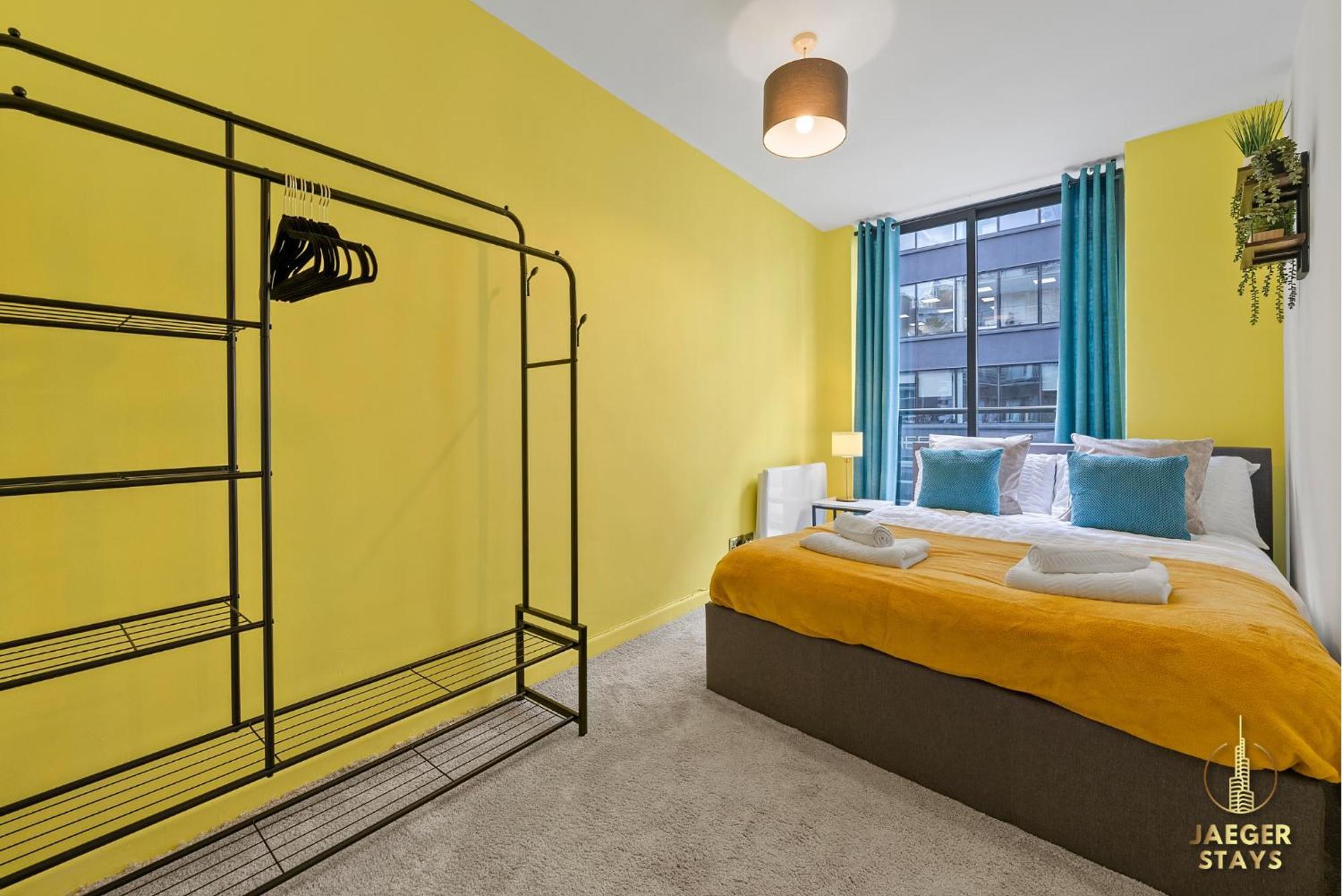 2 Bedroom Greek Street Apartment - Sleeps 6 *
