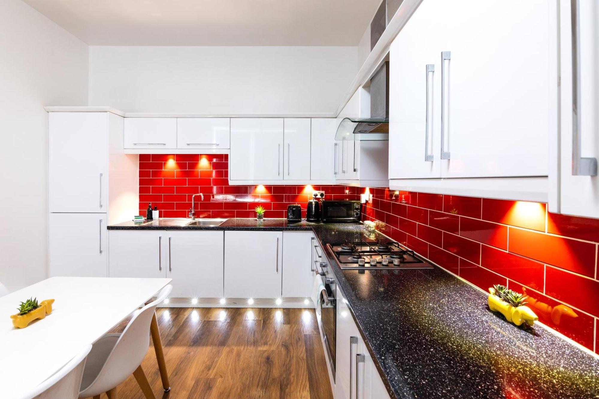 Spacious Close To City Centre With Secure Parking *