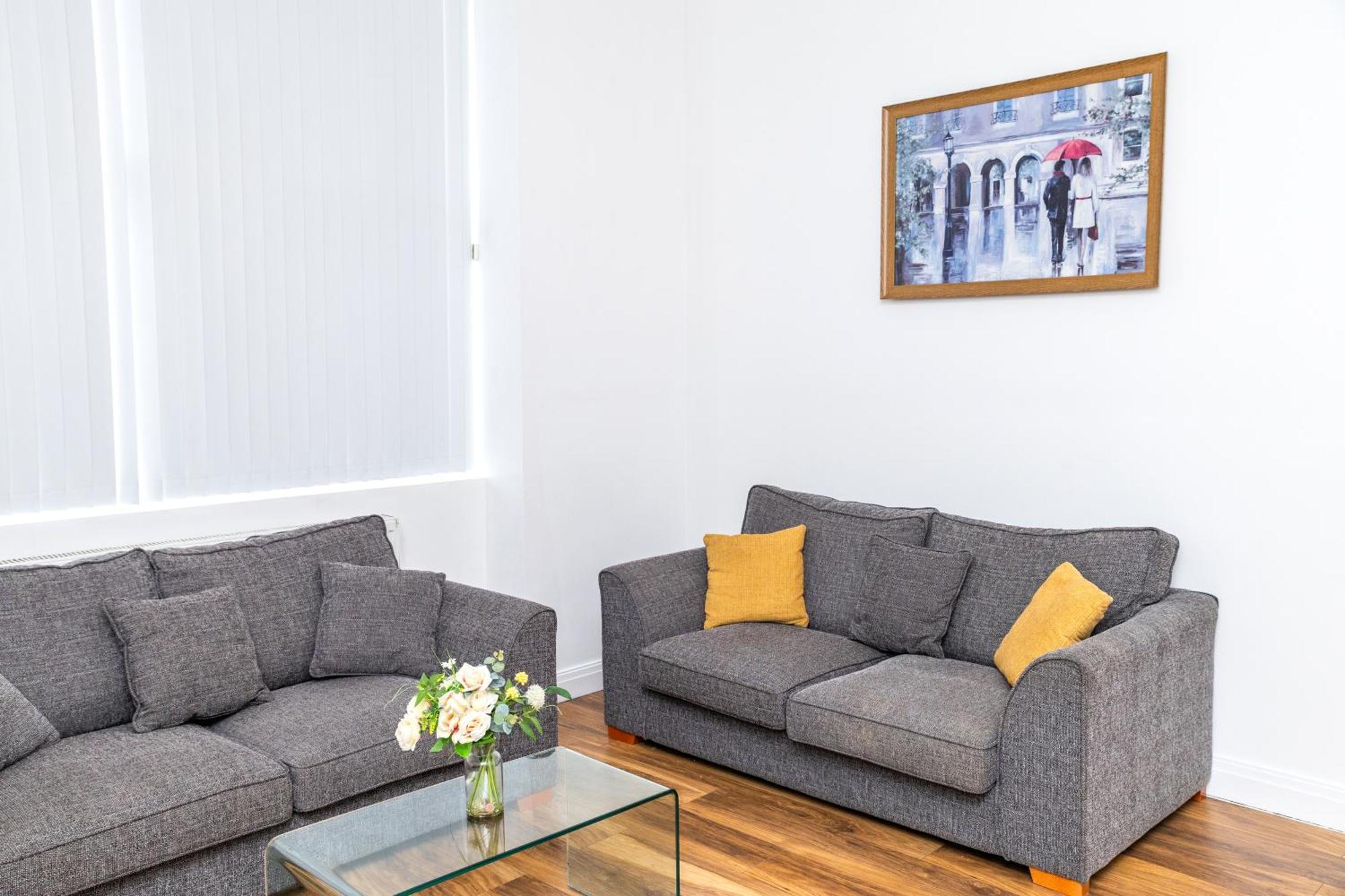 Spacious Close To City Centre With Secure Parking Apartment