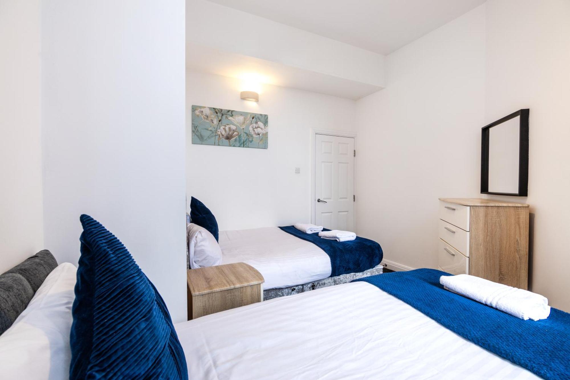 Spacious Close To City Centre With Secure Parking Apartment *