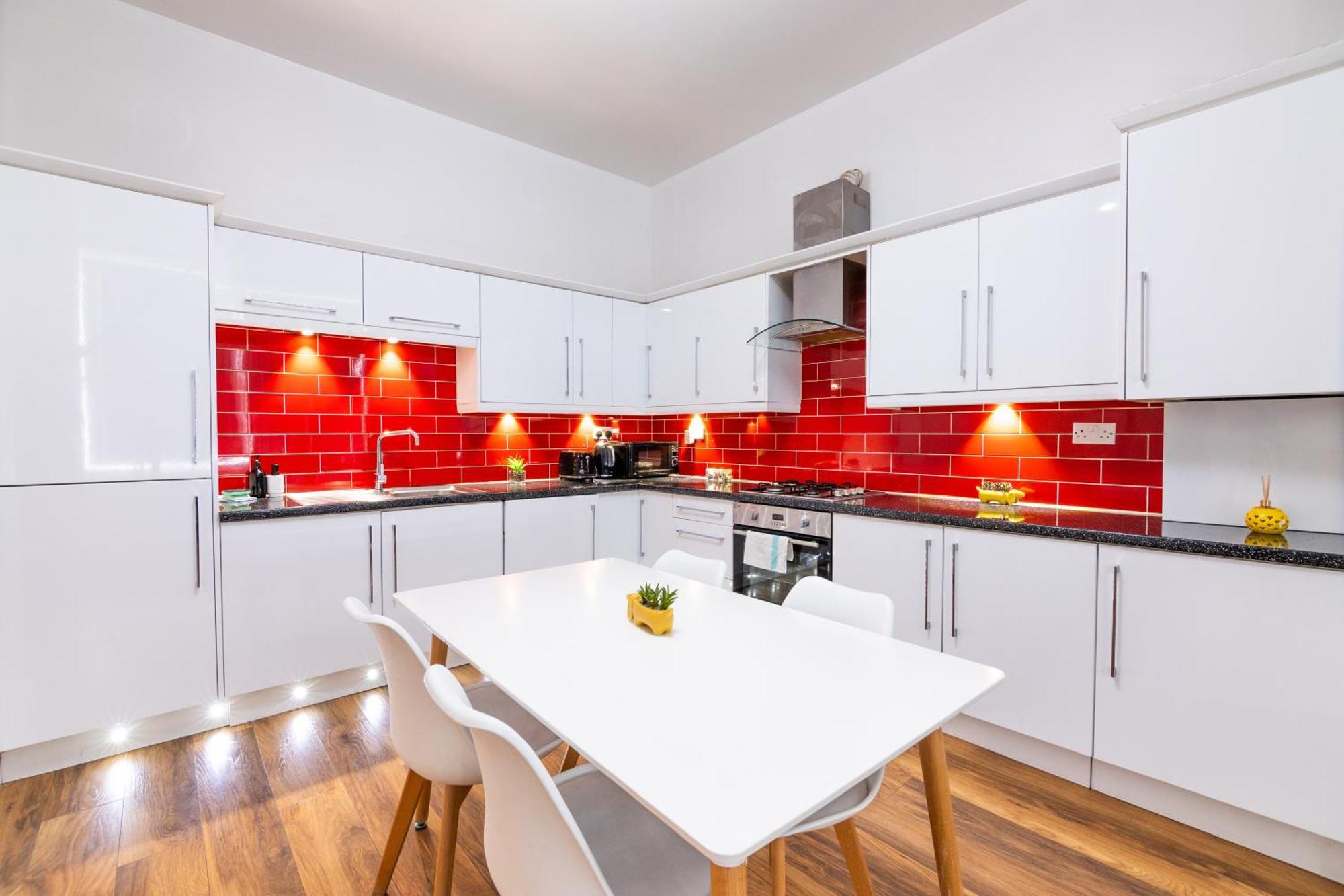 Apartment Spacious Close To City Centre With Secure Parking *