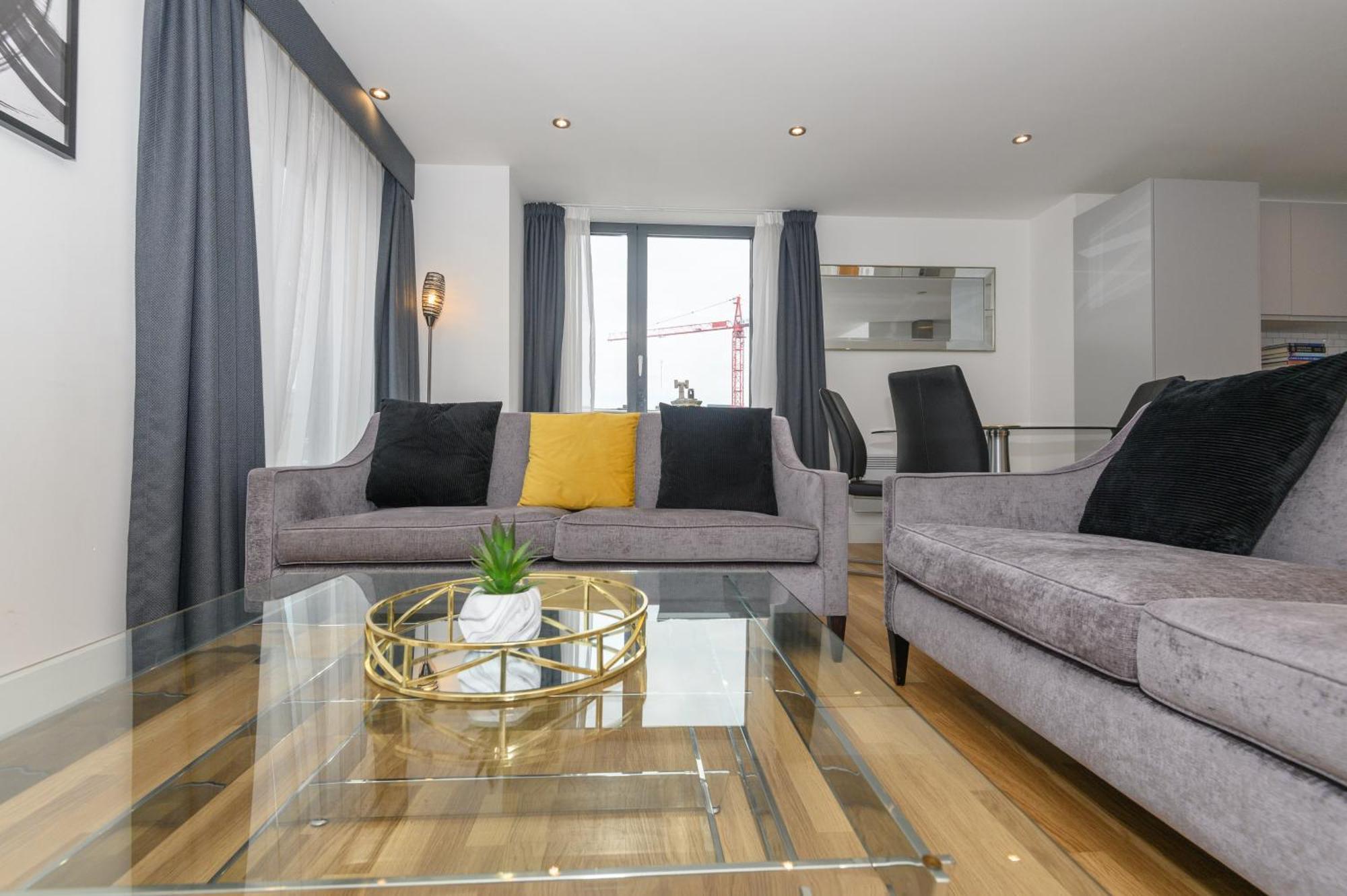 Luxury 3-bed, 3-bath Penthouse - Leeds Centre - Underground Parking *