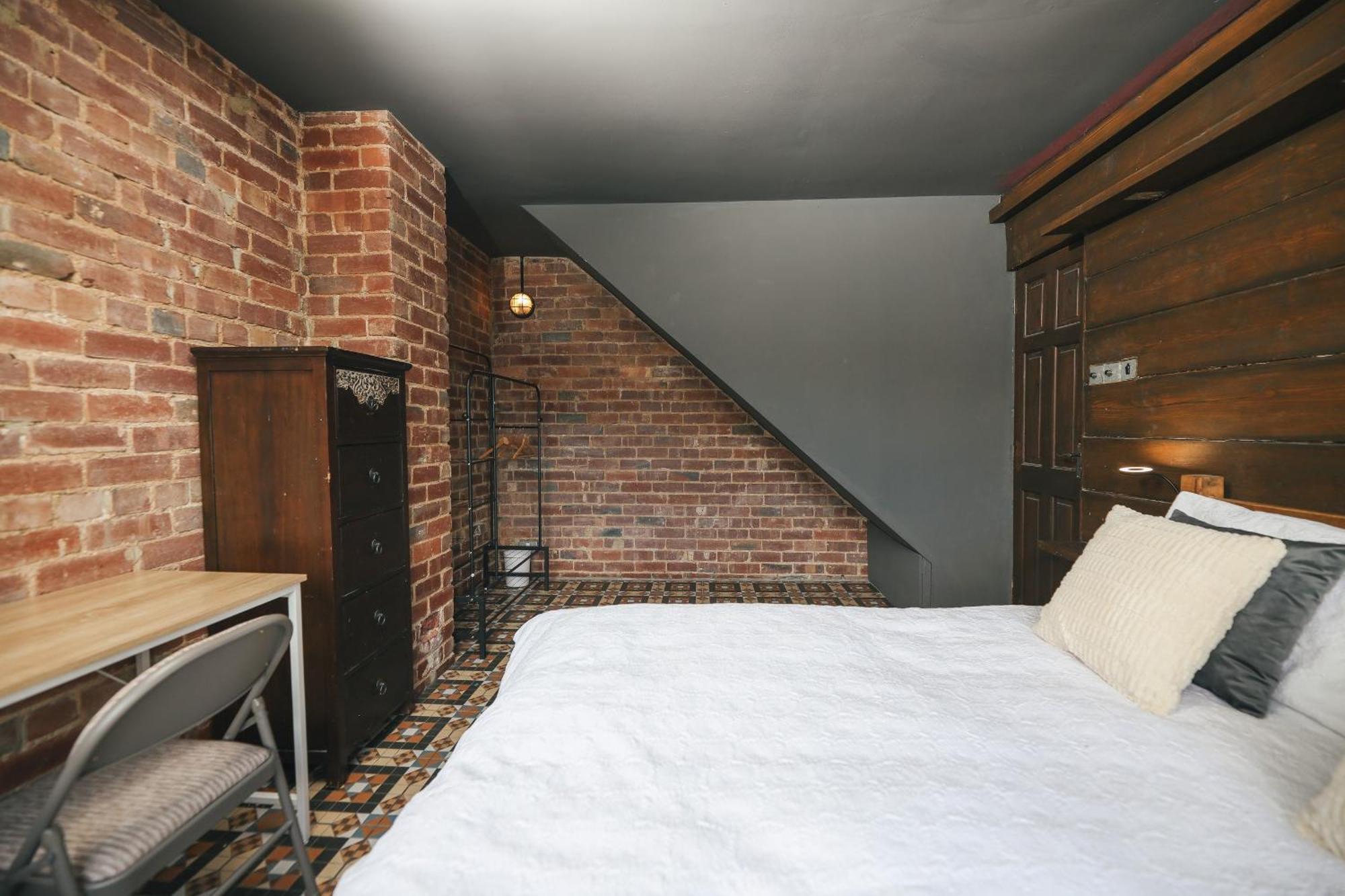 Franky's Place, In Roundhay, - Free Parking, Breakfast & Wifi *