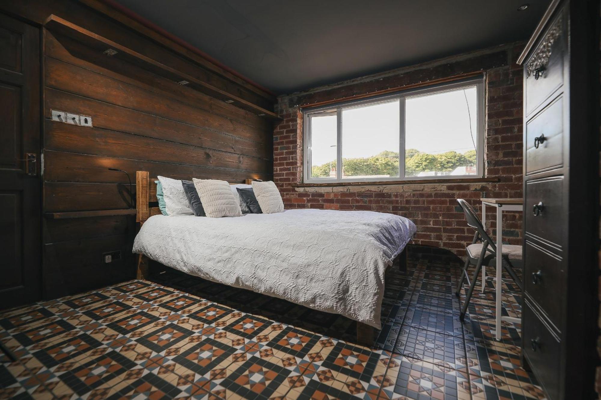 Franky's Place, In Roundhay, - Free Parking, Breakfast & Wifi Bed & Breakfast *
