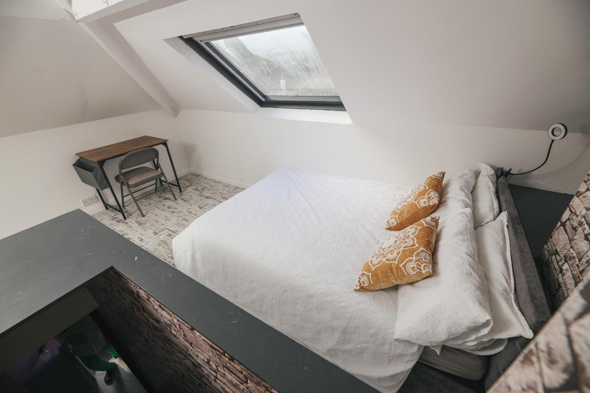 Franky's Place, In Roundhay, - Free Parking, Breakfast & Wifi Bed & Breakfast *