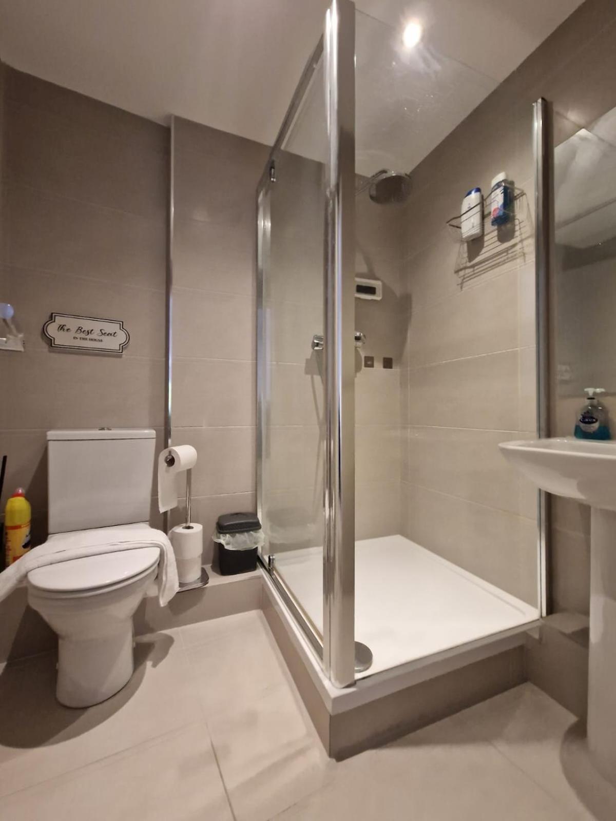 Mpl Ensuites With Kitchenettes - - Netflix & Wifi- First Direct & 02 Arena- Lgi Hospital & Uni 5 Mins Leeds (West Yorkshire)