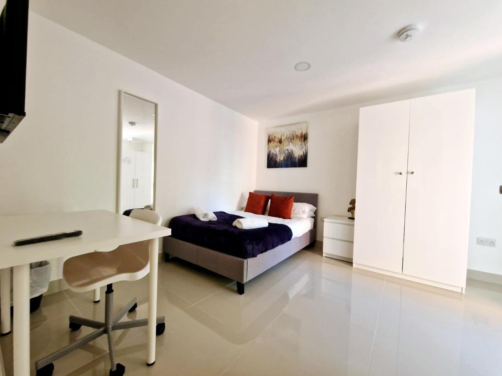 Guest house Mpl Ensuites With Kitchenettes - - Netflix & Wifi- First Direct & 02 Arena- Lgi Hospital & Uni 5 Mins Leeds (West Yorkshire)