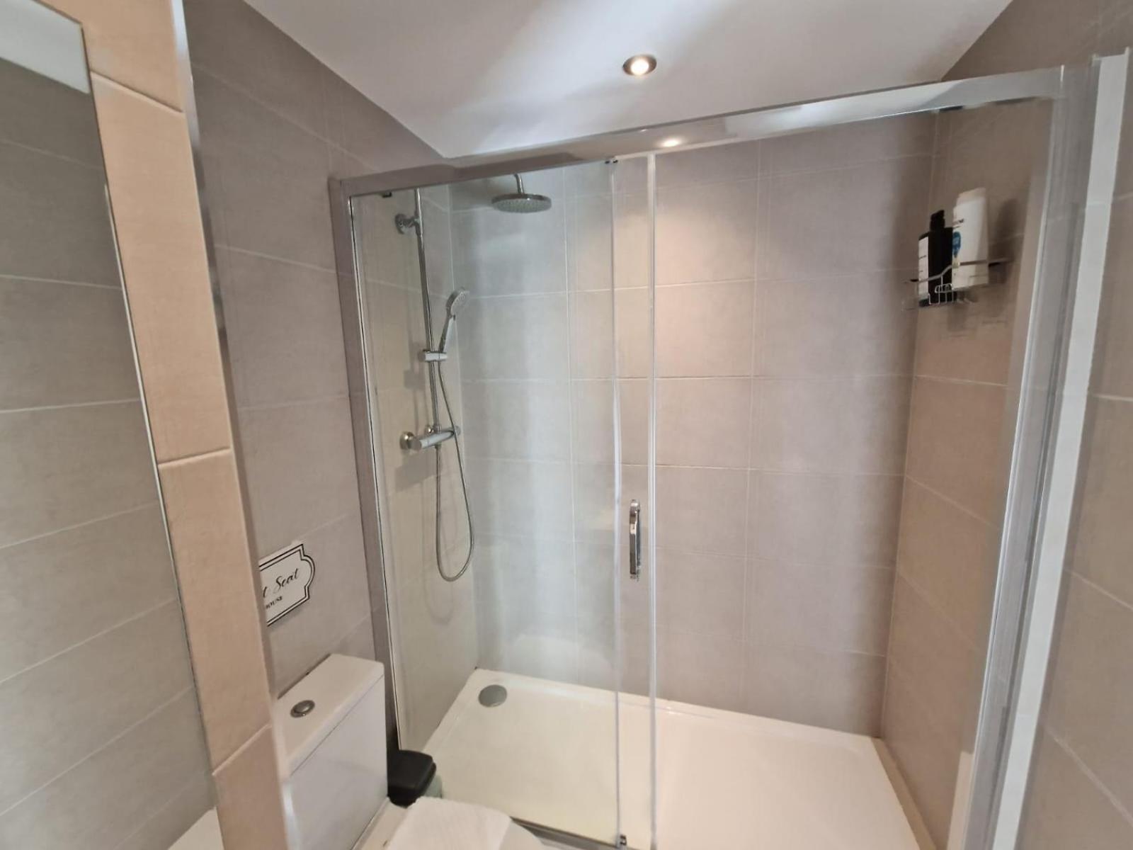 Mpl Ensuites With Kitchenettes - - Netflix & Wifi- First Direct & 02 Arena- Lgi Hospital & Uni 5 Mins * Leeds (West Yorkshire)