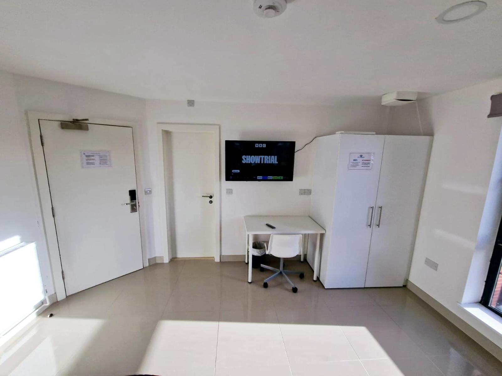 Guest house Mpl Ensuites With Kitchenettes - - Netflix & Wifi- First Direct & 02 Arena- Lgi Hospital & Uni 5 Mins *