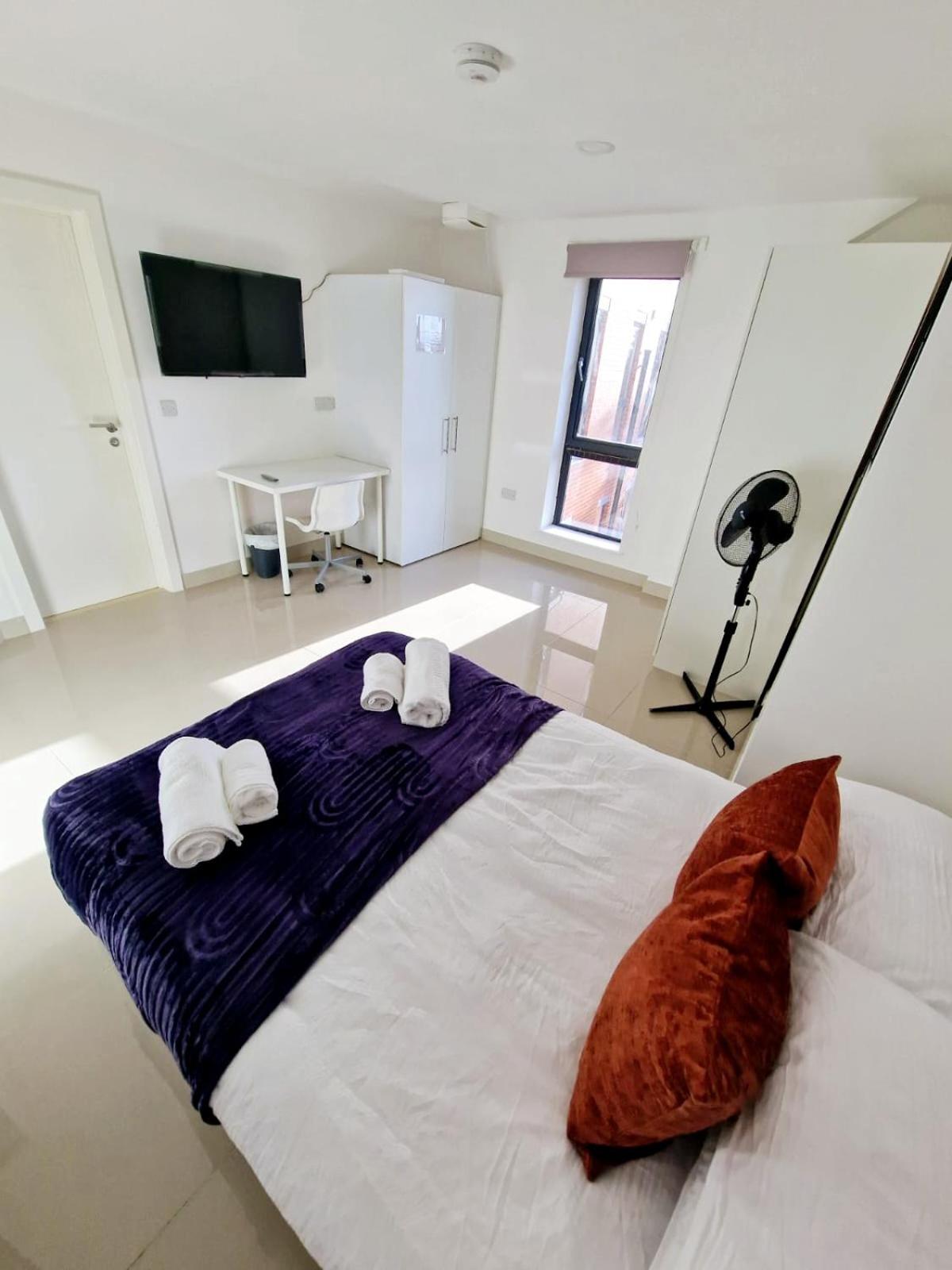 Guest house Mpl Ensuites With Kitchenettes - - Netflix & Wifi- First Direct & 02 Arena- Lgi Hospital & Uni 5 Mins