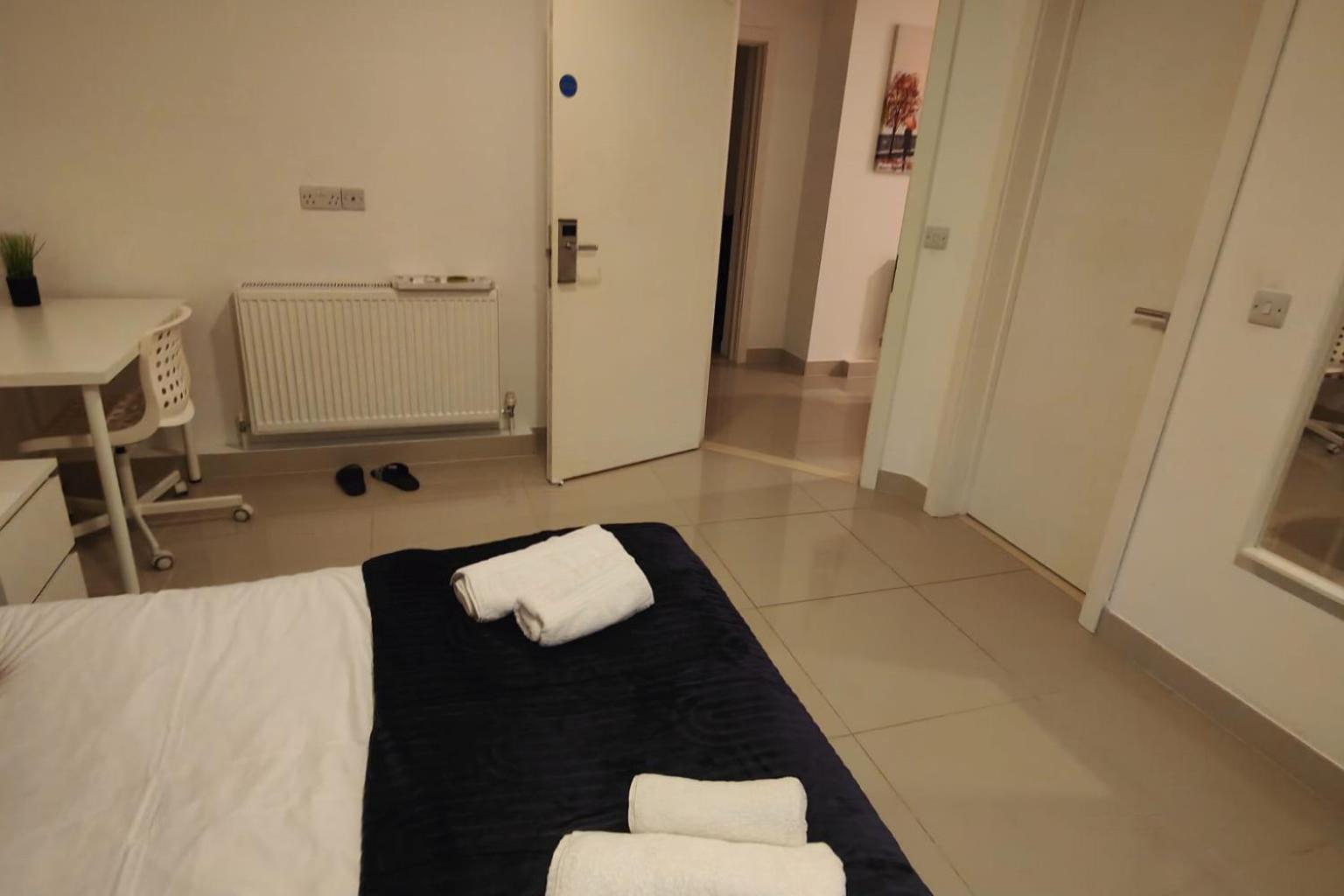 Apartment Leeds 3 Bed En-suites Retreat- Sleeps 9 *