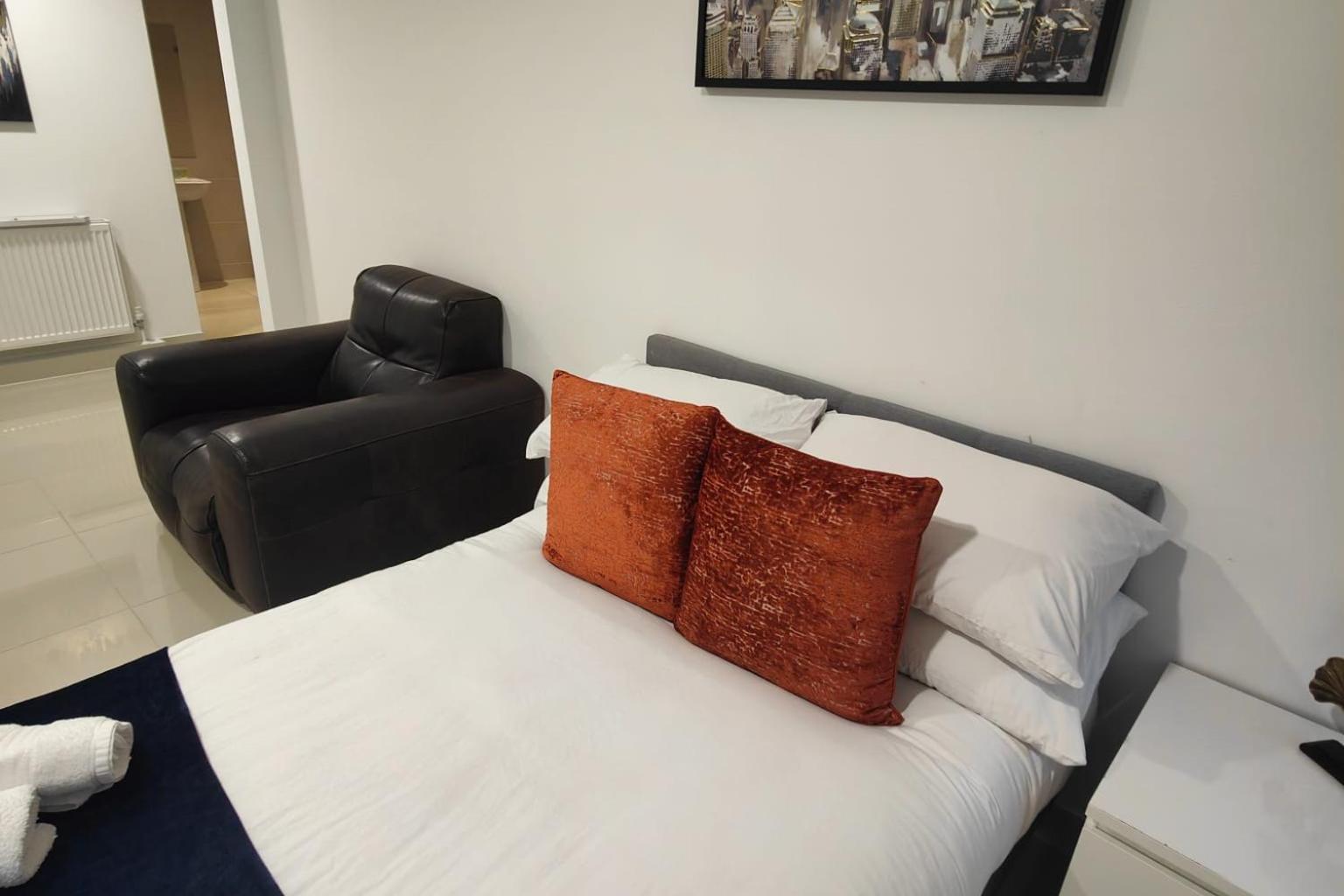 Apartment Leeds 3 Bed En-suites Retreat- Sleeps 9 *