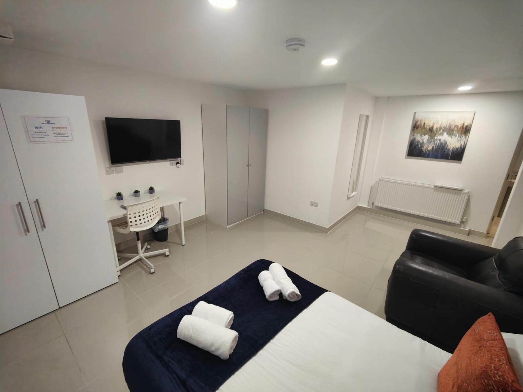 Leeds 3 Bed En-suites Retreat- Sleeps 9 Leeds (West Yorkshire)