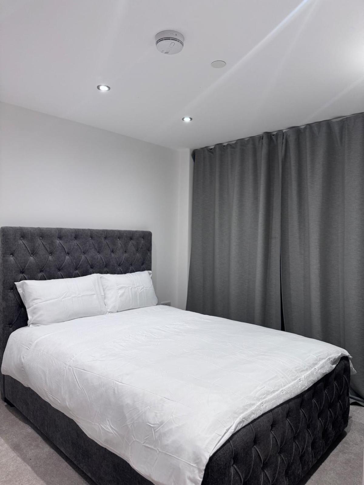 Flat In Leeds Centre With Unique Balcony Apartment *