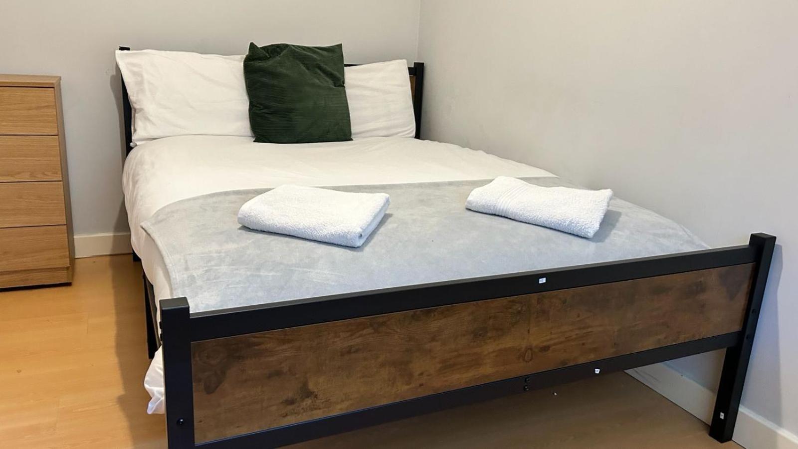 Apartment 2 Bed Flat - Centre - For Relocatlors, Professionals, Long Rates Available *