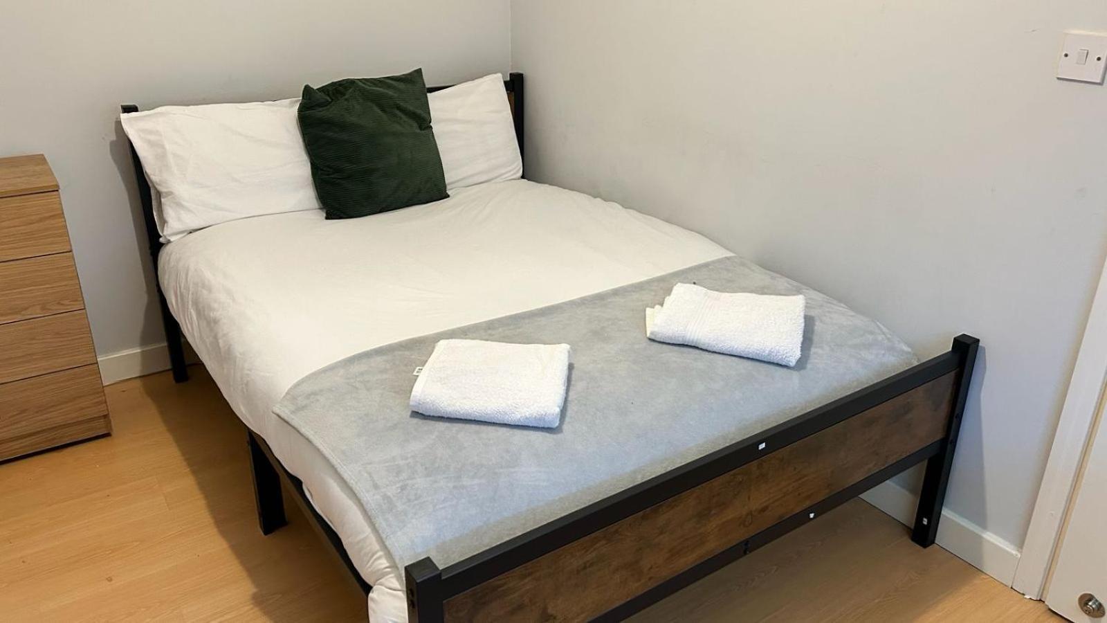 2 Bed Flat - Centre - For Relocatlors, Professionals, Long Rates Available *