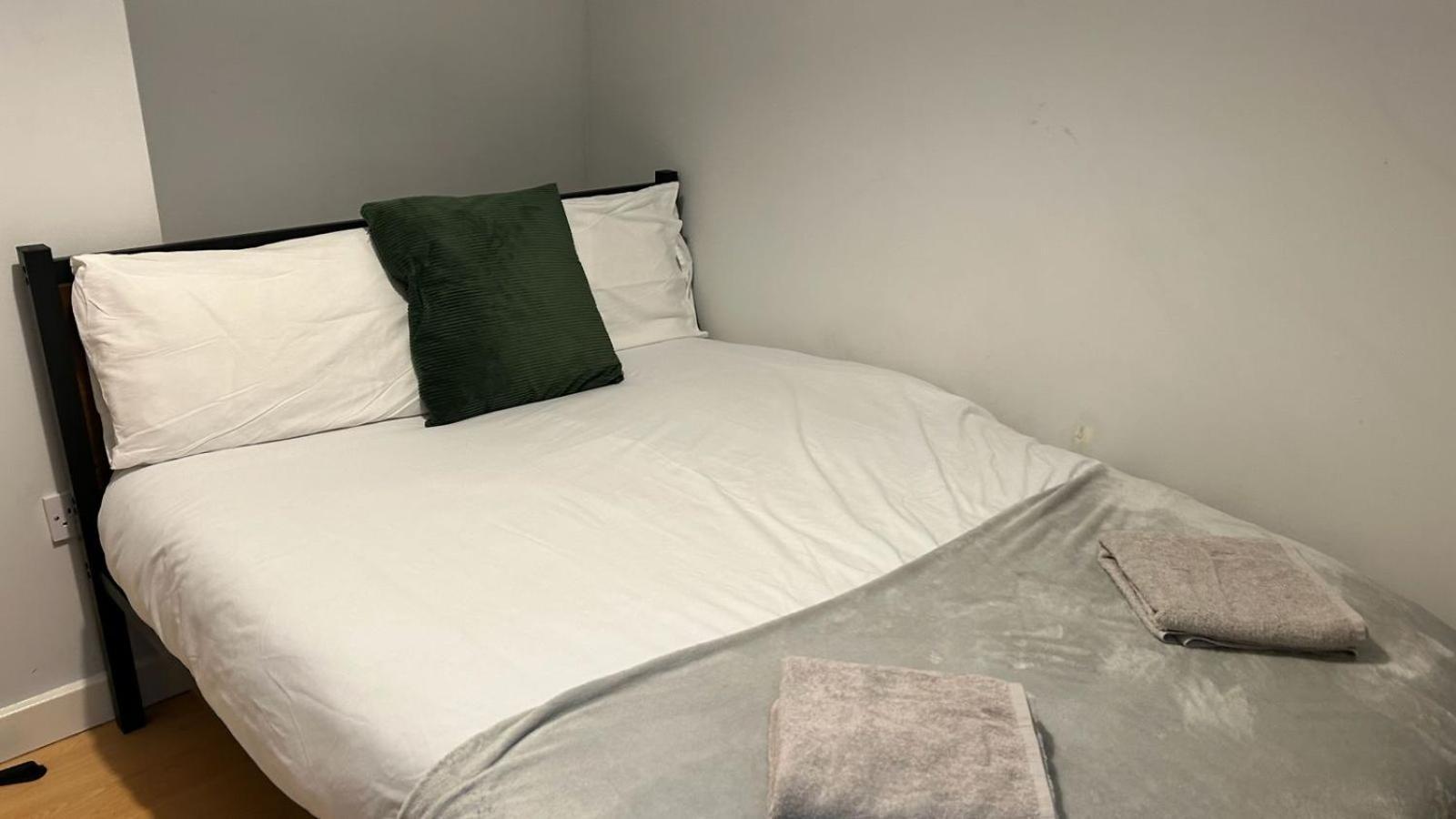 Apartment 2 Bed Flat - Centre - For Relocatlors, Professionals, Long Rates Available *