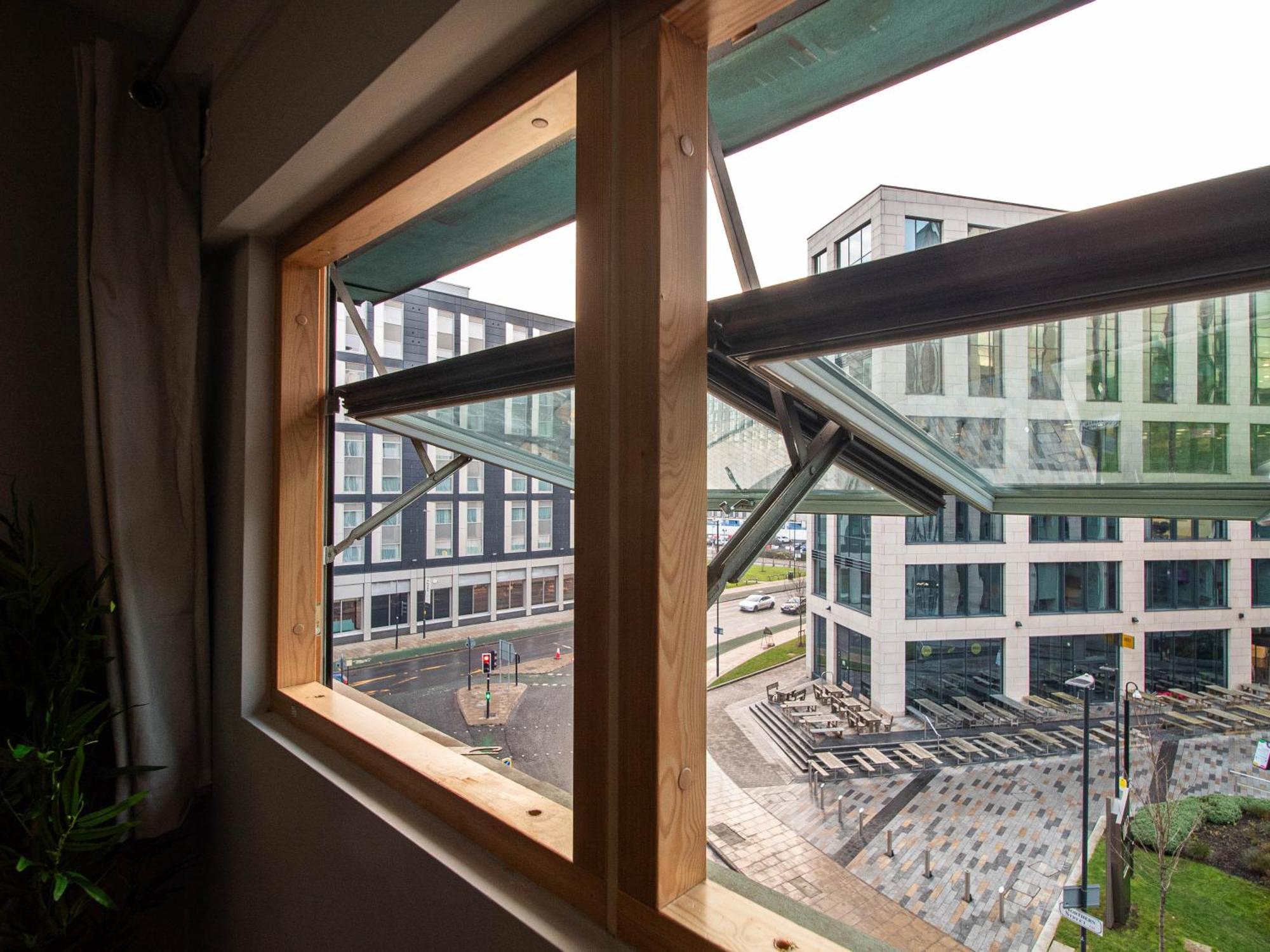 2 Bed Train Station View Apartment *