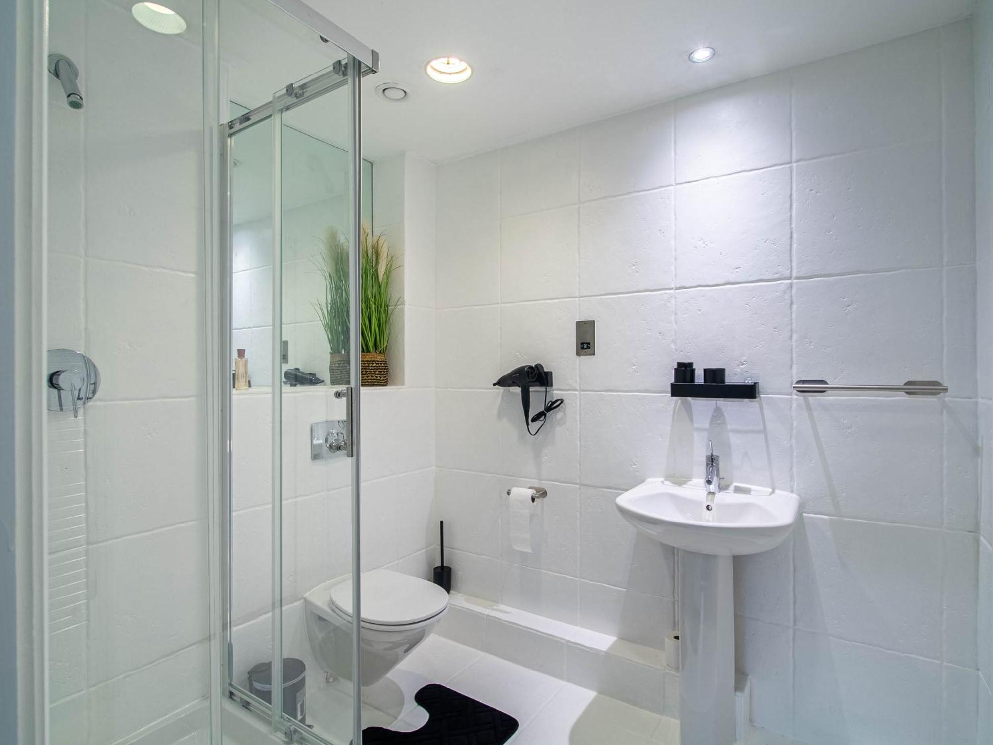 2 Bed Train Station View Leeds (West Yorkshire)