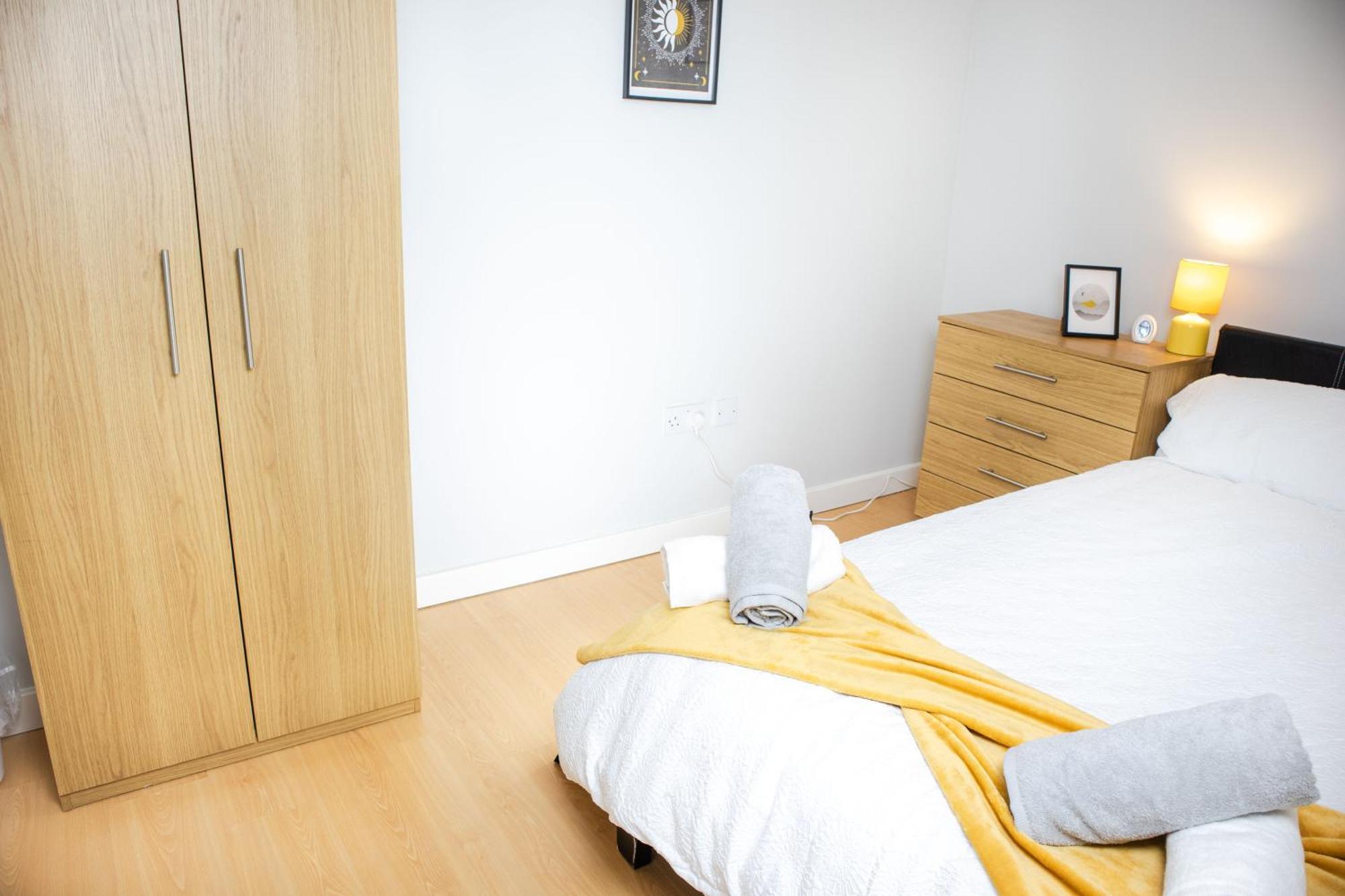 2 Bed Flat - Centre - For Relocatlors, Professionals, Long Rates Available *