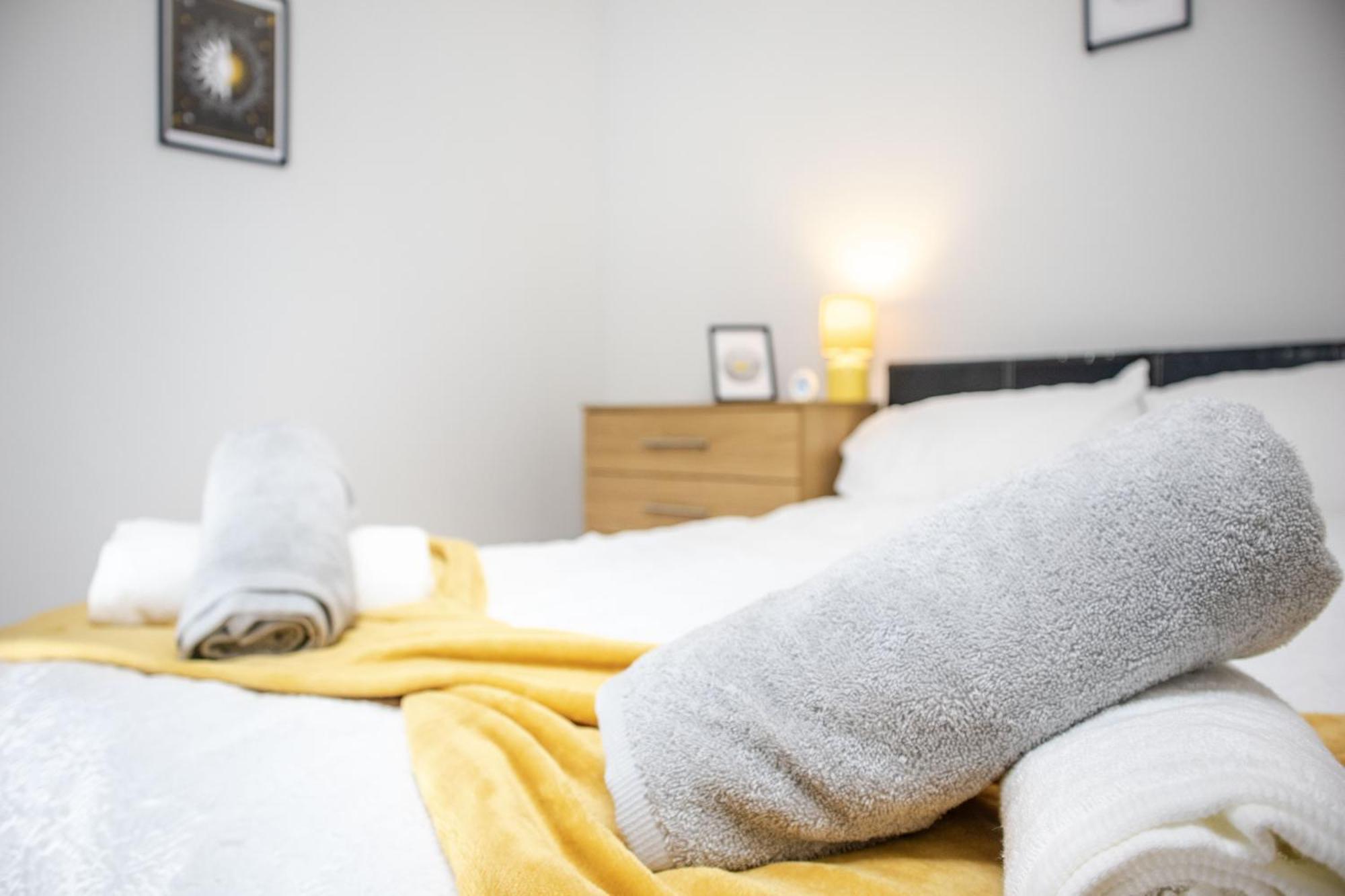 Apartment 2 Bed Flat - Centre - For Relocatlors, Professionals, Long Rates Available