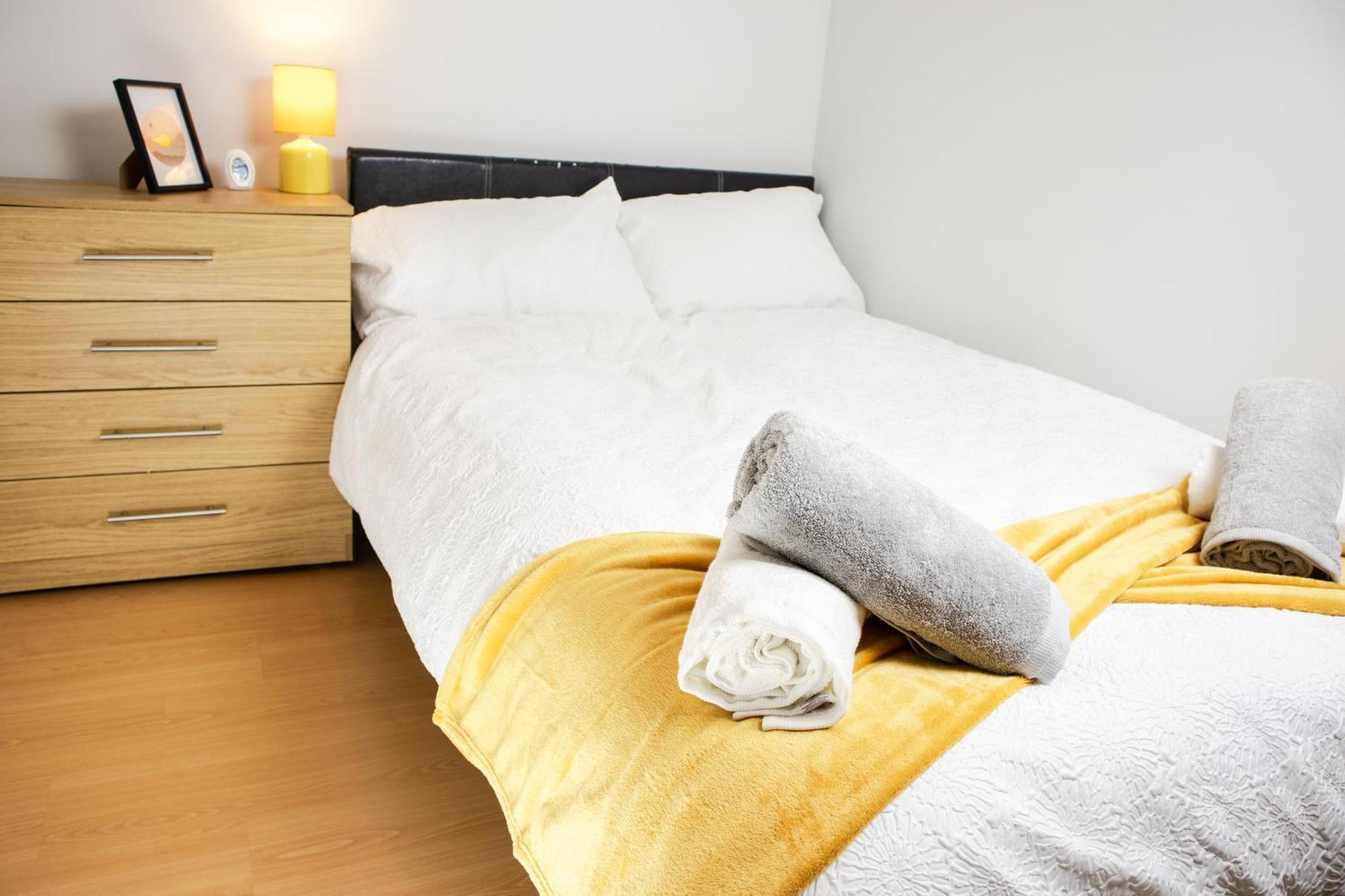 2 Bed Flat - Centre - For Relocatlors, Professionals, Long Rates Available Leeds (West Yorkshire)