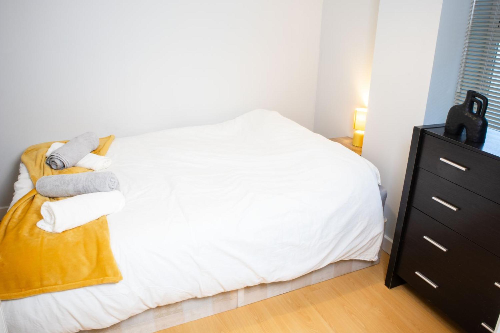 2 Bed Flat - Centre - For Relocatlors, Professionals, Long Rates Available