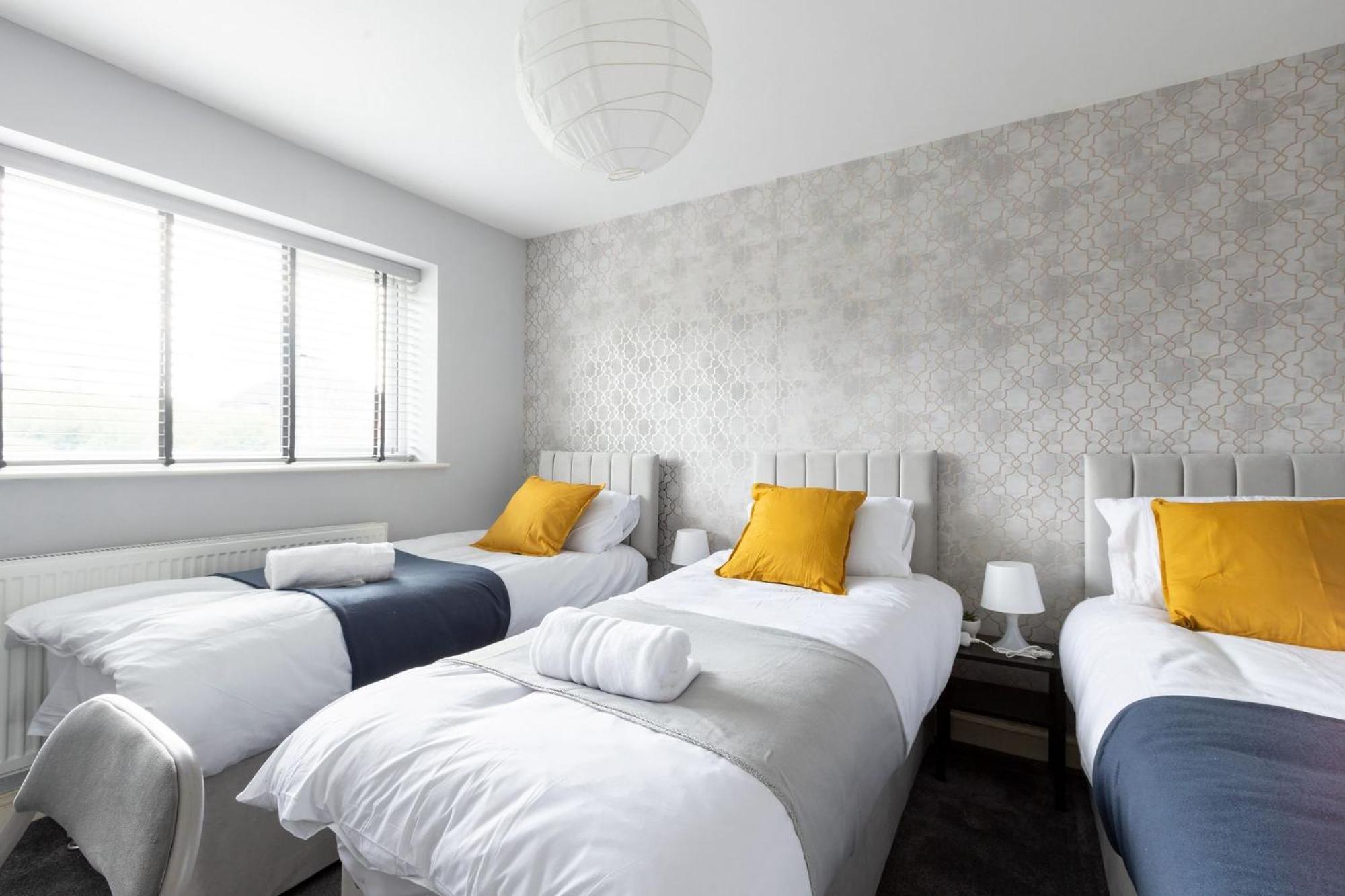 Apartment Spacious 5 Bed Town House, Sleeps 12, Near City,free Parking, Pets Ok *