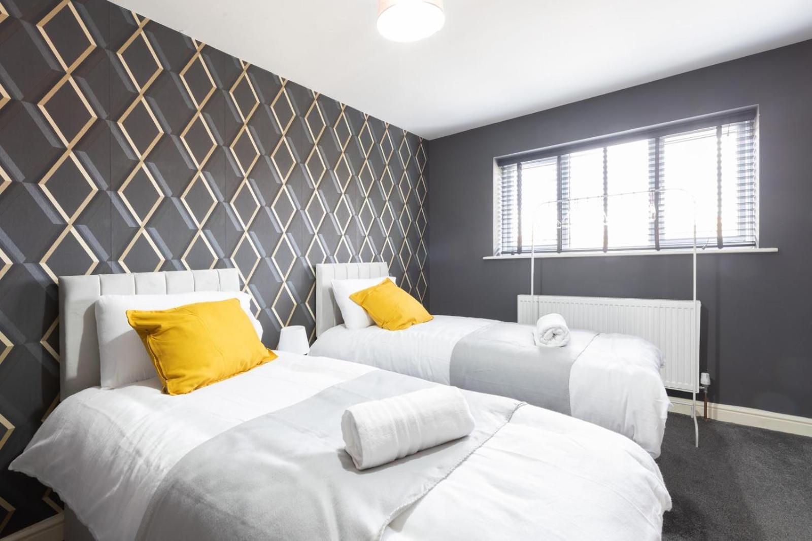 Spacious 5 Bed Town House, Sleeps 12, Near City,free Parking, Pets Ok Apartment