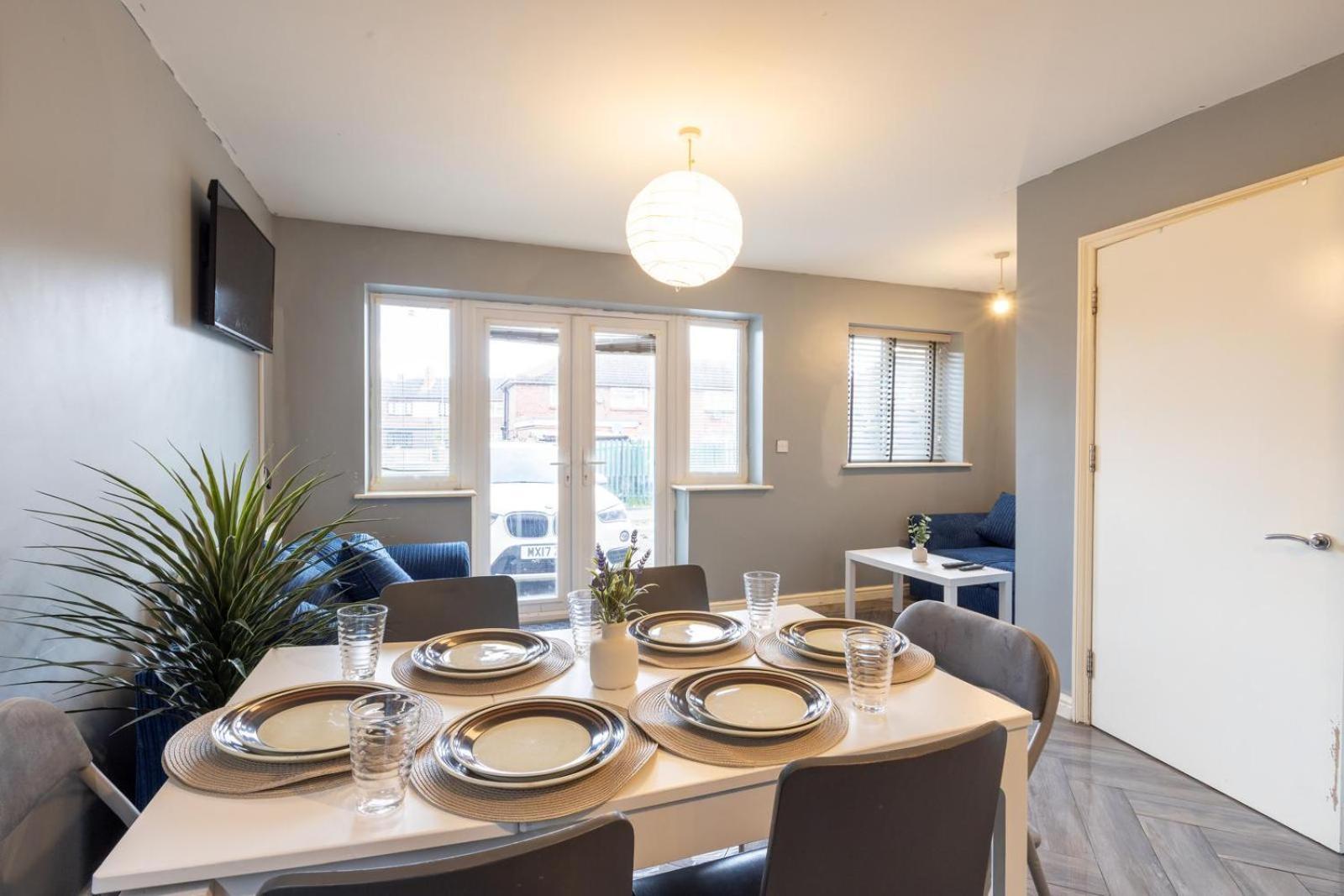 Spacious 5 Bed Town House, Sleeps 12, Near City,free Parking, Pets Ok Apartment