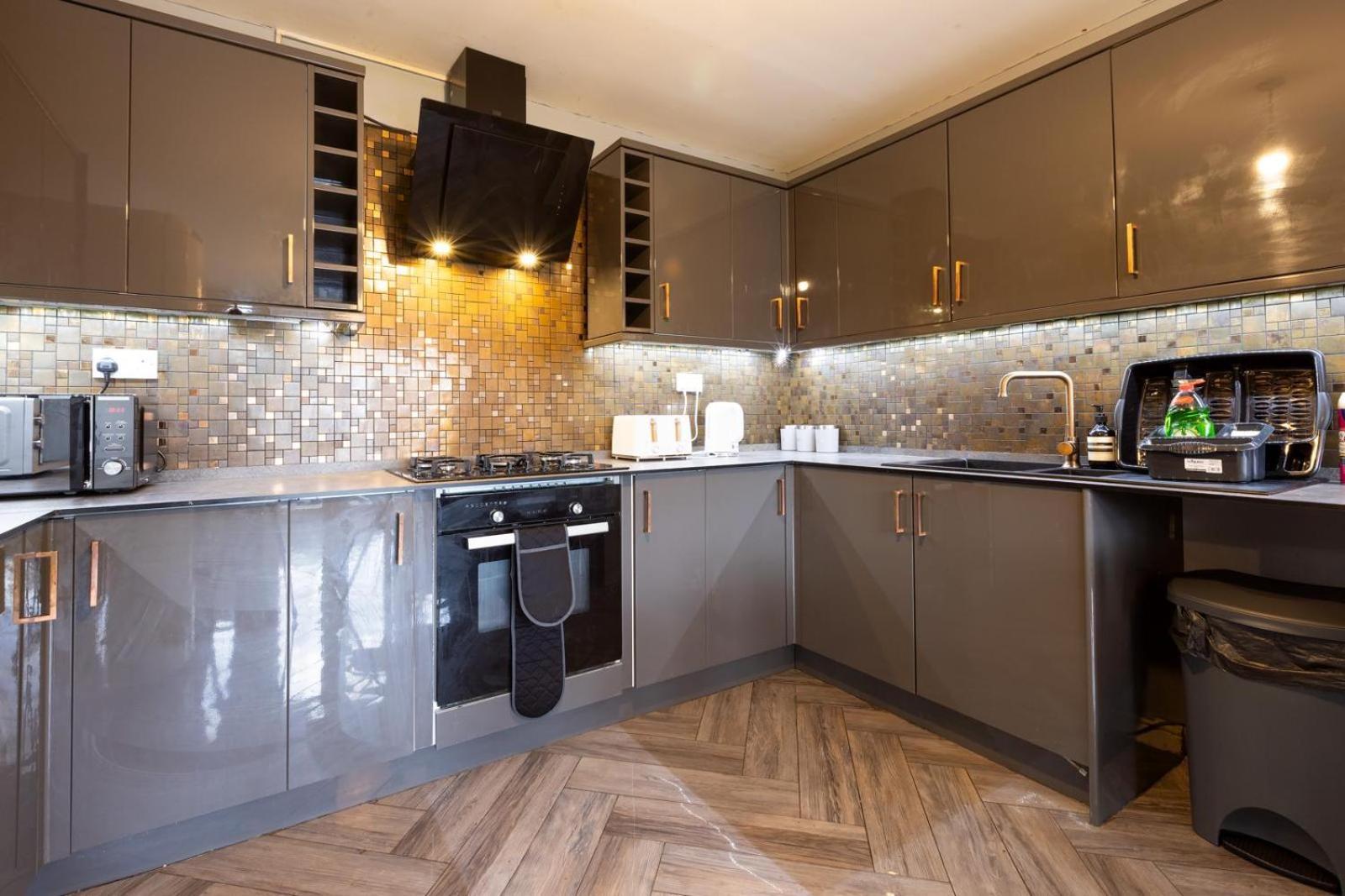 Spacious 5 Bed Town House, Sleeps 12, Near City,free Parking, Pets Ok Leeds (West Yorkshire)