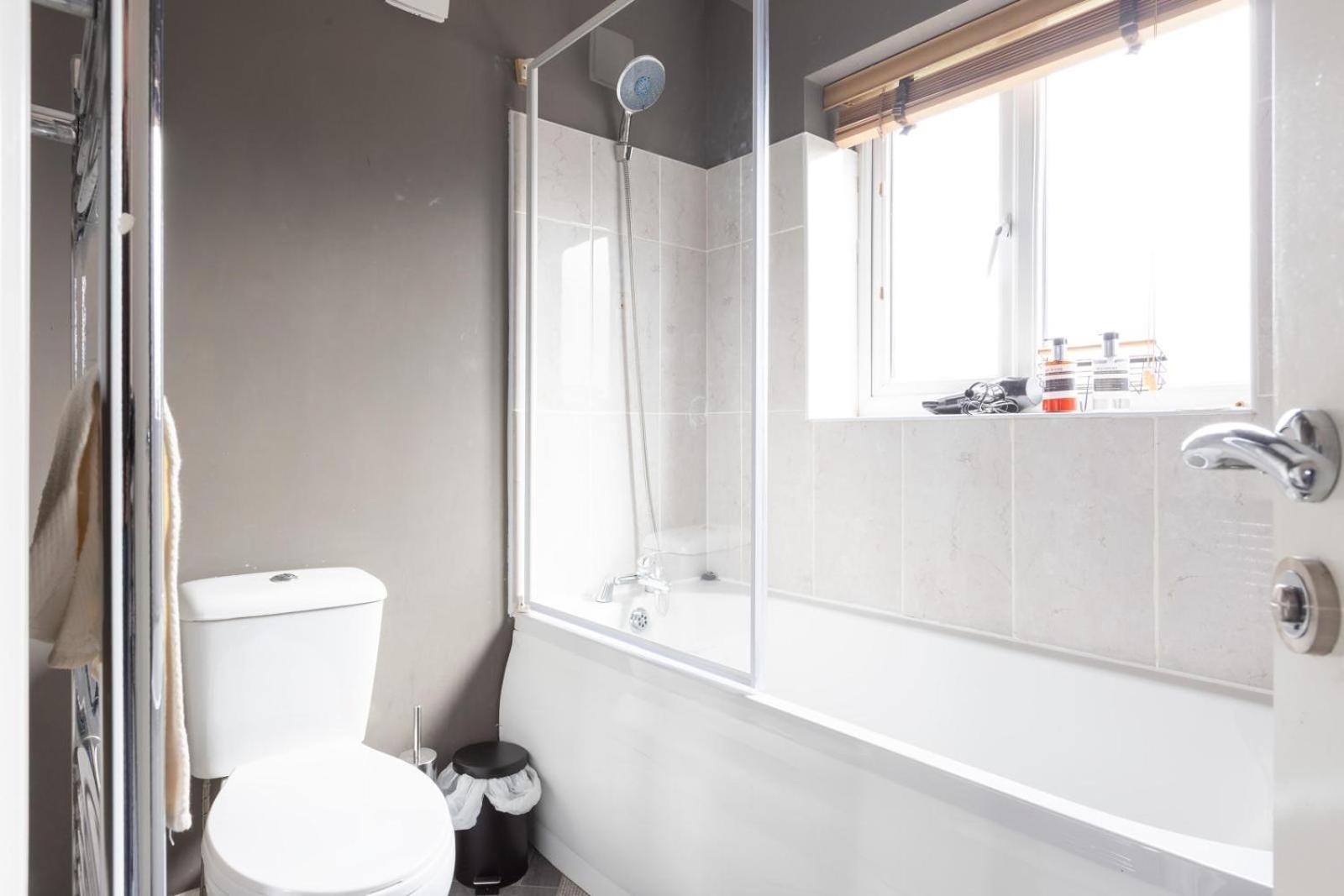 Spacious 5 Bed Town House, Sleeps 12, Near City,free Parking, Pets Ok Apartment Leeds (West Yorkshire)