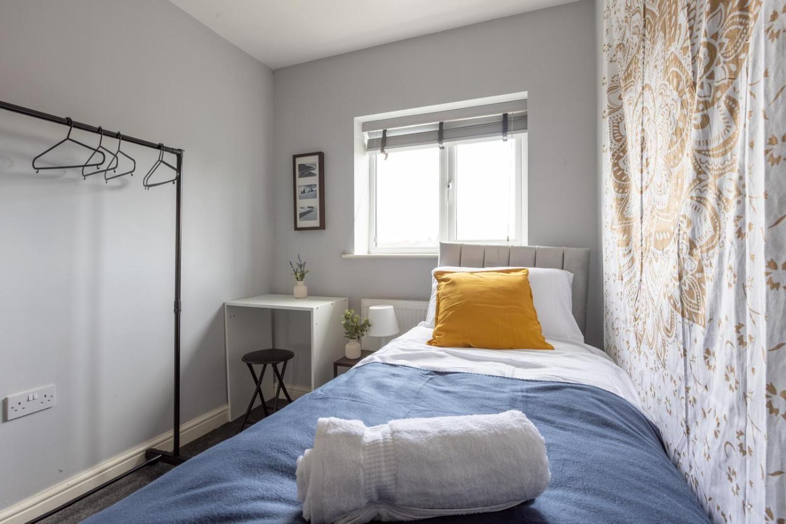 Spacious 5 Bed Town House, Sleeps 12, Near City,free Parking, Pets Ok Apartment