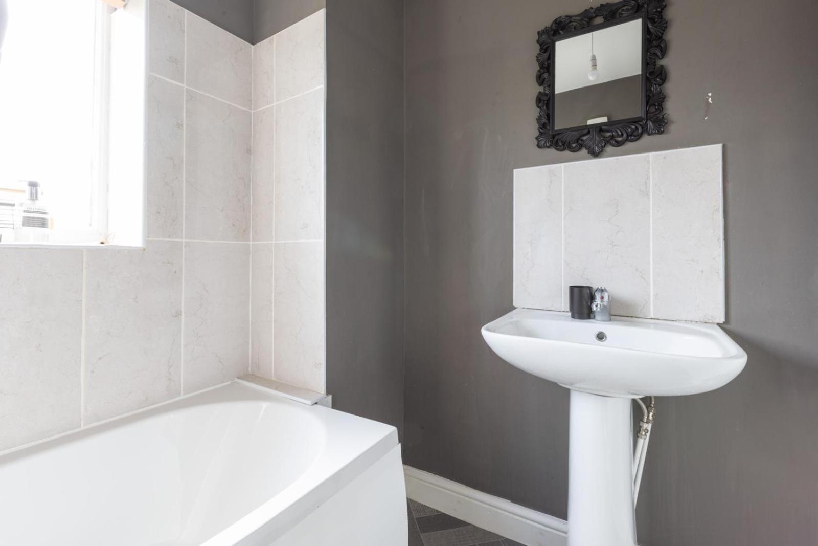 Spacious 5 Bed Town House, Sleeps 12, Near City,free Parking, Pets Ok Apartment *