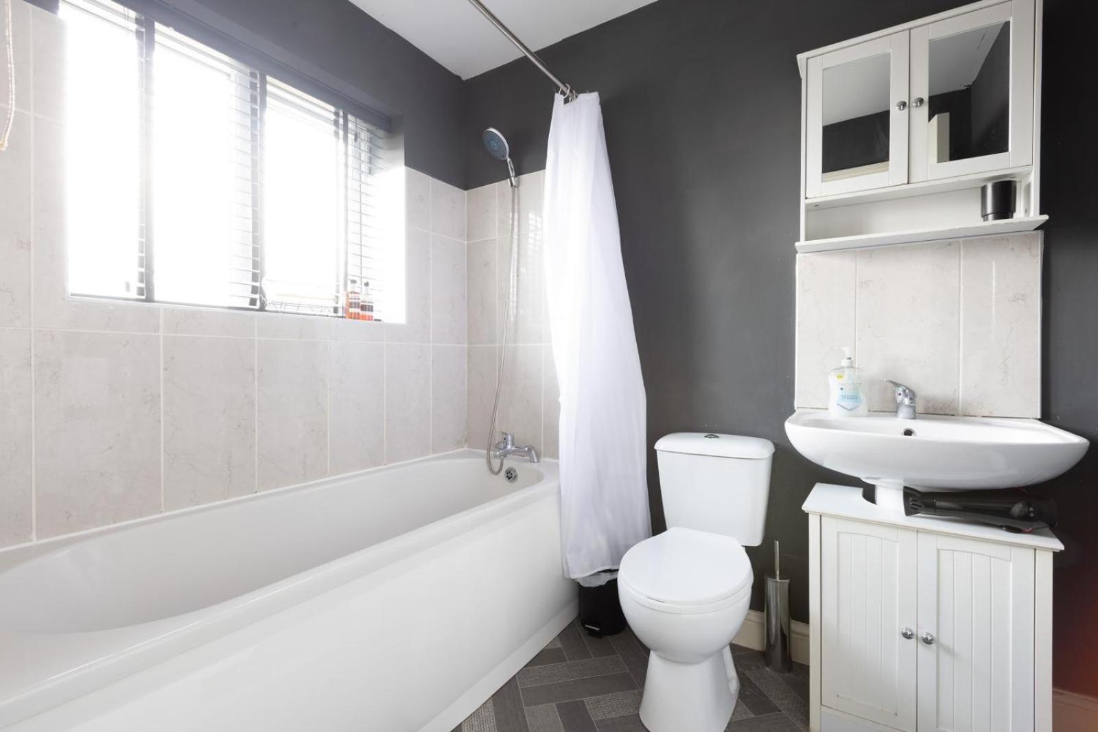Spacious 5 Bed Town House, Sleeps 12, Near City,free Parking, Pets Ok Apartment *
