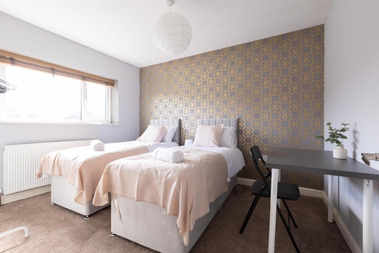 Spacious 5 Bed Town House, Sleeps 12, Near City,free Parking, Pets Ok Apartment