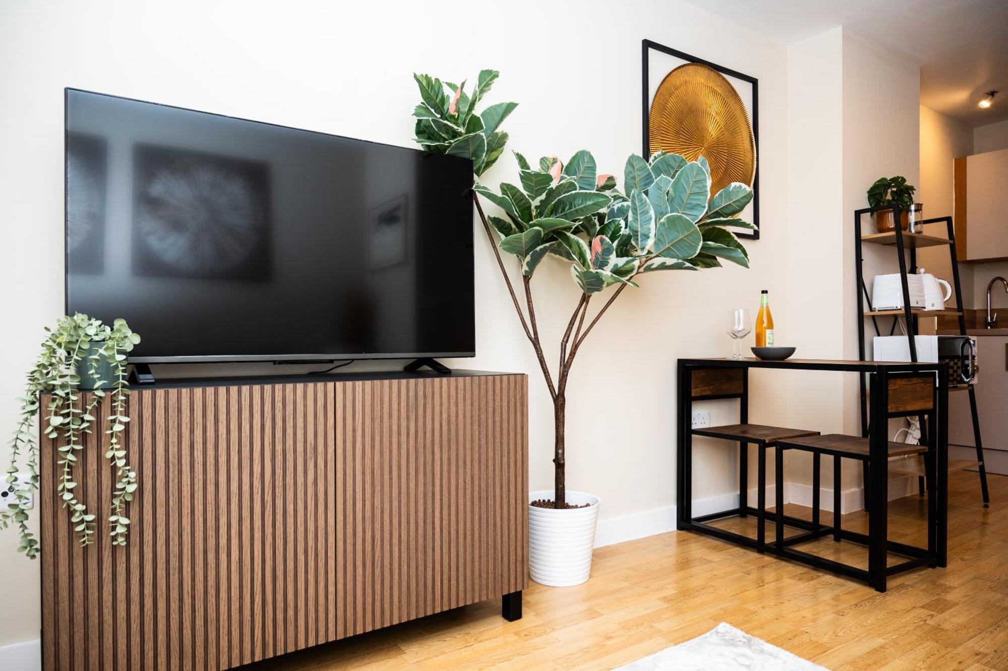 Luxury With Free Parking Apartment *