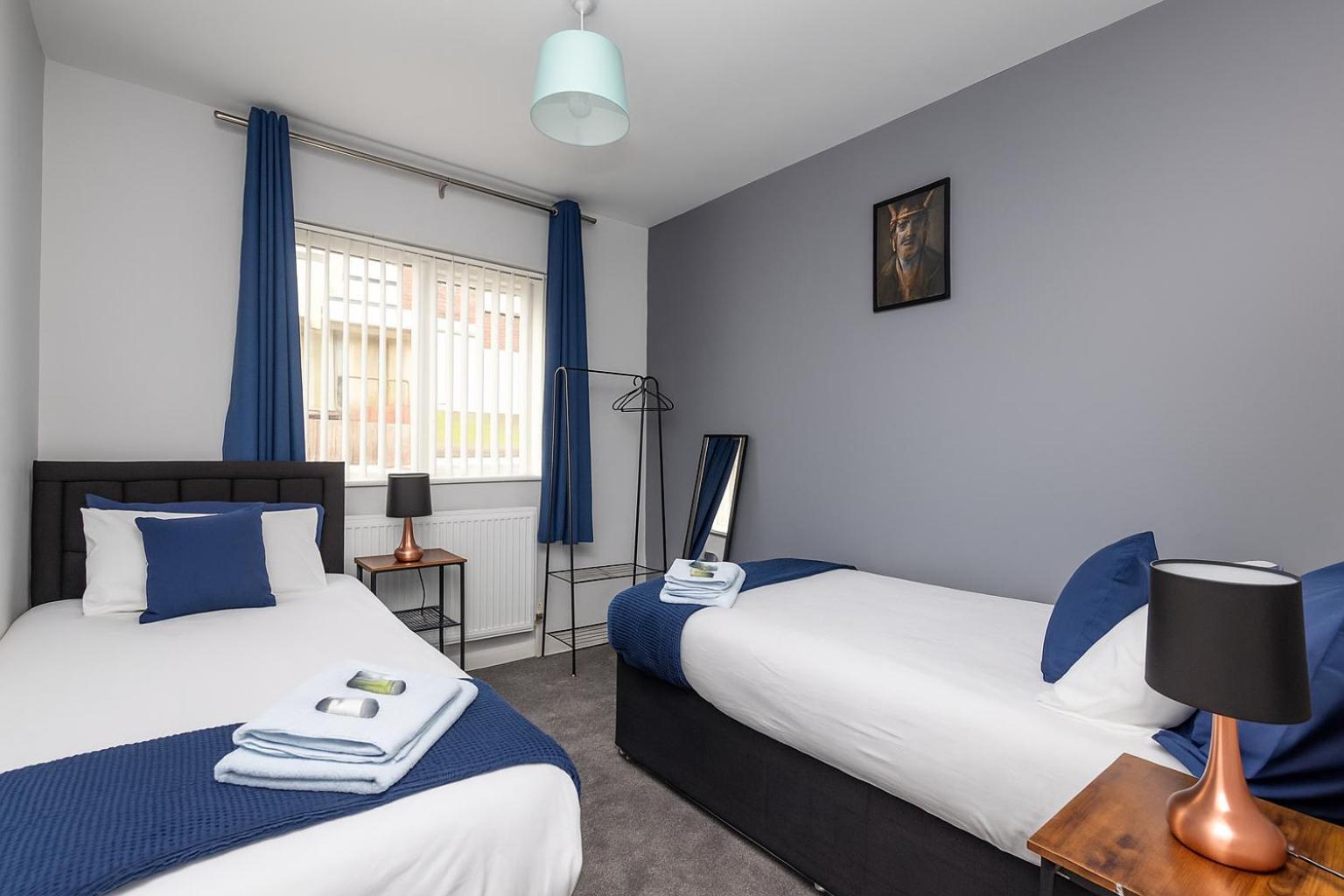 Alt-stay Leeds, M621 Junction 1 - Free Parking & Fast Wi-fi - Fussball Table - Master En-suite - Idea For Contractors & Long Leeds (West Yorkshire)
