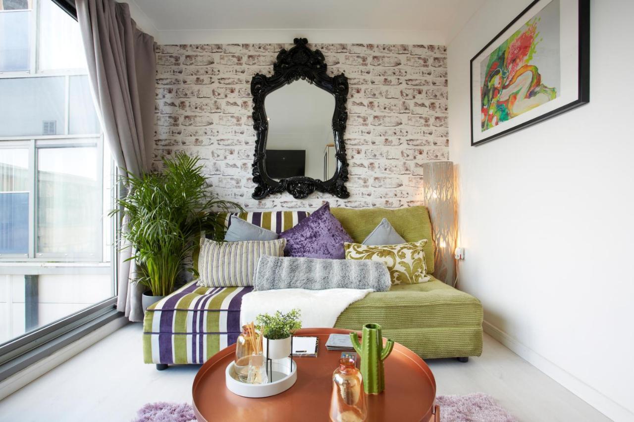 The Cakide: Cozy Serviced With Netflix In Leeds Apartment