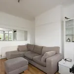 Beautiful 2 Bedroom Flat On Street Lane