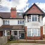 Beautiful 2 Bedroom Flat On Street Lane