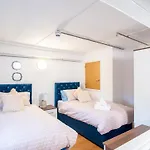 1 Bedroom Kirkstall Centre Apartment Ideal For Corporate Guests, Free Parking