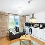 1 Bedroom Kirkstall Centre Apartment Ideal For Corporate Guests, Free Parking