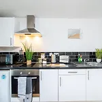 1 Bedroom Kirkstall Centre Apartment Ideal For Corporate Guests, Free Parking