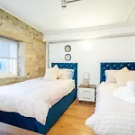 1 Bedroom Kirkstall Centre Apartment Ideal For Corporate Guests, Free Parking