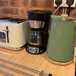 Rock Studio - Free Parking & Wifi Near City Centre