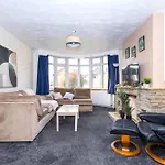 Well Located 3 Bedroom Home With Free Wifi And Private Parking