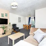 Well Located 3 Bedroom Home With Free Wifi And Private Parking