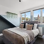 Stylish Designer 4 Bed - Parking - Sleeps 8