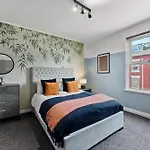 Stylish Designer 4 Bed - Parking - Sleeps 8